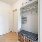 Eingangsbereich mit Garderobe, Sitzbank und Tür