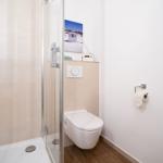 Duschbad mit Toilette und Wandbild