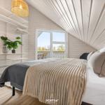 Schlafzimmer mit Bett, Kleiderschrank und Balkonblick