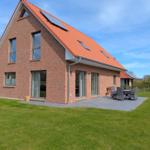 Moderne Villa mit Terrasse, Garten und Solaranlage.