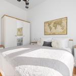 Schlafzimmer mit Bett, Kleiderschrank und Weltkarte an der Wand.