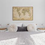 Schlafzimmer mit Bett, Nachttischen und Weltkarte an der Wand.