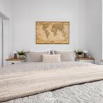 Schlafzimmer mit Bett, Nachttischen und Weltkarte an der Wand.