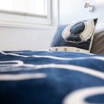 Bettkopfteil mit Kissen und Decke mit Muster