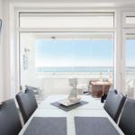 Esszimmer mit Blick aufs Meer und Balkon mit Sitzgelegenheit.