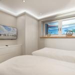 Zwei Betten, TV und Fenster mit Meerblick in einem Schlafzimmer.