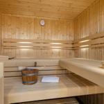 Sauna mit Holzbank, Eimer und Handtuch
