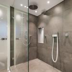 Moderne Dusche mit Glaswand, Regenduschkopf und Handbrause