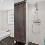 Badezimmer mit Dusche, Badewanne und Fenster