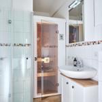 Bad mit Dusche, Sauna und Waschbecken