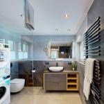 Badezimmer mit Waschmaschine, WC und Waschtisch