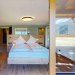 Schlafzimmer mit Doppelbett und Blick auf Berge