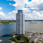 Hochhaus am Hafen mit Booten und Wasserlandschaft
