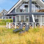 Doppelhaushälfte mit Balkon und Terrasse, Gartenliegen und Sonnenschirm