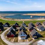 Häuser am Strand mit Blick aufs Meer und Hafen.