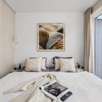 Schlafzimmer mit Bett, Wandbild und Balkonansicht
