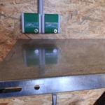 Metallboden mit zwei grünen Fahrradhalterungen an OSB-Wand