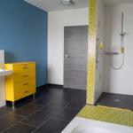 Schlafzimmer mit Doppelbett, Holzbett, Kleiderschrank und Wandbild.