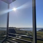 Panoramablick auf See und Strand vom Fenster aus.