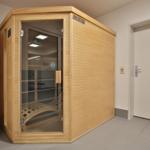 Holzsauna mit Glasfront und Sitzbank im Innenraum