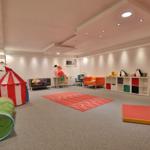Kinderzimmer mit Spielplatz, Zelt, Matte und Möbeln.