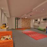 Kinderzimmer mit Kletterwand, Laufrinne, Zelt und Spielzeug.