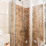 Bad mit Dusche, Waschbecken und Handtuch