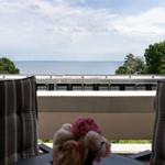 Balkon mit Sitzgelegenheiten und Blick aufs Wasser und Bäume
