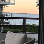 Balkon mit Sicht auf Meer und Sonnenuntergang. Sitzgelegenheit mit Kissen.