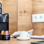 Kaffeemaschine mit Tassen auf Küchenarbeitsplatte