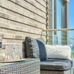 Terrasse mit Sitzmöbeln, Tisch und Meerblick.