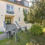 Haus in Waldlage mit Blick auf Meer und Ferienanlage