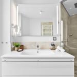Bad mit Waschbecken, Spiegel und Dusche