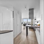 Küche mit Essbereich, Schlafzimmer und Balkon mit Blick.