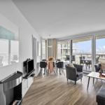 Wohnbereich mit Essbereich, Balkon und moderner Einrichtung.