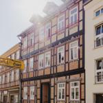 Traditionelles Fachwerkhaus mit mehreren Fenstern und Dachgauben an der Straße.