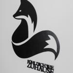 Schwarzes Fuchs-Logo mit Text FÜHL DICH WIE ZUHAUSE.