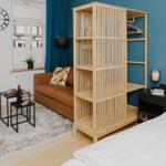 Schlafzimmer mit Bett, Couch, Kleiderschrank und Fenster mit Blick.