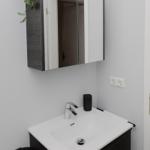 Dusche mit Spiegelschrank und Waschbecken