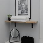 Badezimmer mit Holzregal, Badetuch, Pflanze und Bild eines Fuchses.