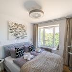 Schlafzimmer 1: Doppelbett (180x200), Kleiderschrank, Smart-TV, Lampe mit eingebautem Ventilator