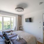 Schlafzimmer 1: Doppelbett (180x200), Kleiderschrank, Smart-TV, Lampe mit eingebautem Ventilator