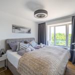 Schlafzimmer 2: Doppelbett (160x200), Kleiderschrank, Smart-TV, Lampe mit eingebautem Ventilator