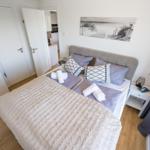 Schlafzimmer 2: Doppelbett (160x200), Kleiderschrank, Smart-TV, Lampe mit eingebautem Ventilator