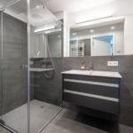 Badezimmer 2: Regendusche, WC, Haartrockner