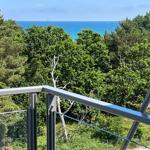 Terrasse mit Blick auf das Meer und grüne Bäume