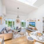 Wohnzimmer: Sofa, Smart-TV, Zugang zum Balkon
