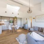 Wohnzimmer: Sofa, Smart-TV, Zugang zum Balkon