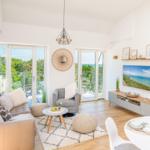 Wohnzimmer: Sofa, Smart-TV, Zugang zum Balkon