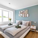 Schlafzimmer 2 mit Blick in Richtung Ostsee und Bad en suite